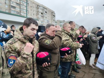 В храме Андрея Первозванного в Луганске освятили воду, которую сегодня принесли прихожане