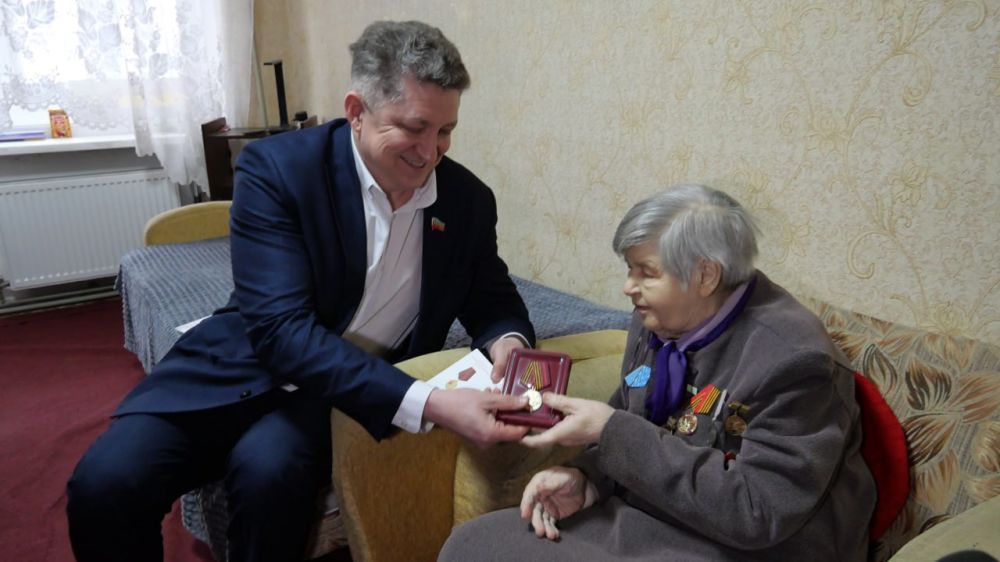 Сергей Цемкало вручил «Медаль Победы» ветерану, пережившему блокаду Ленинграда