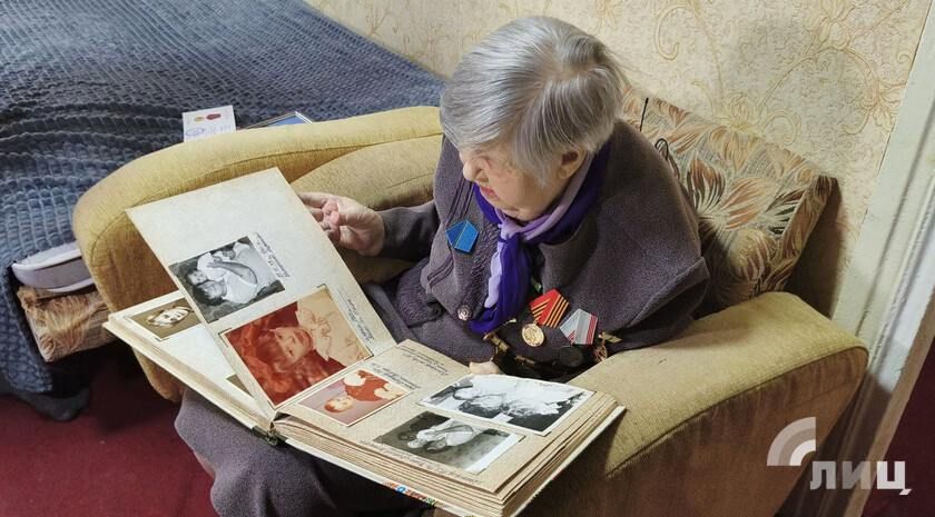 Председатель Совета городского округа Луганск Сергей Цемкало поздравил блокадницу Светлану Сычеву с 81-й годовщиной со Дня полного освобождения Ленинграда от фашистской блокады