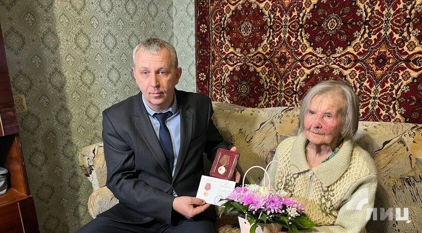 Власти Луганска поздравили блокадницу Нину Исайко с годовщиной освобождения Ленинграда