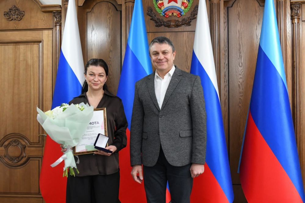 Глава Луганской Народной Республики вручил Министерству культуры ЛНР памятную медаль и грамоту, за вклад в организацию и подготовку региональной программы в связи с проведением Всемирного фестиваля молодежи 2024 года