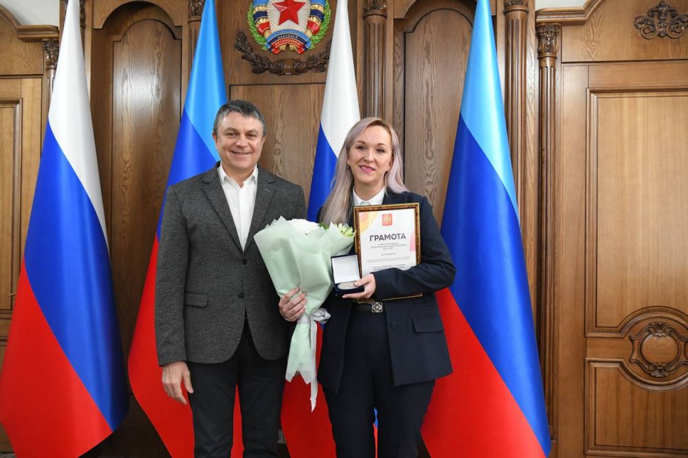 Глава ЛНР Леонид Пасечник вручил памятные медали «Всемирный фестиваль молодежи 2024 года», учрежденные Президентом России Владимиром Путиным