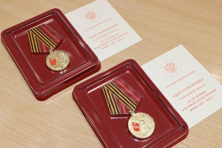 Партизанки, связистки и труженики тыла: В ЛНР ветеранов наградили юбилейными медалями