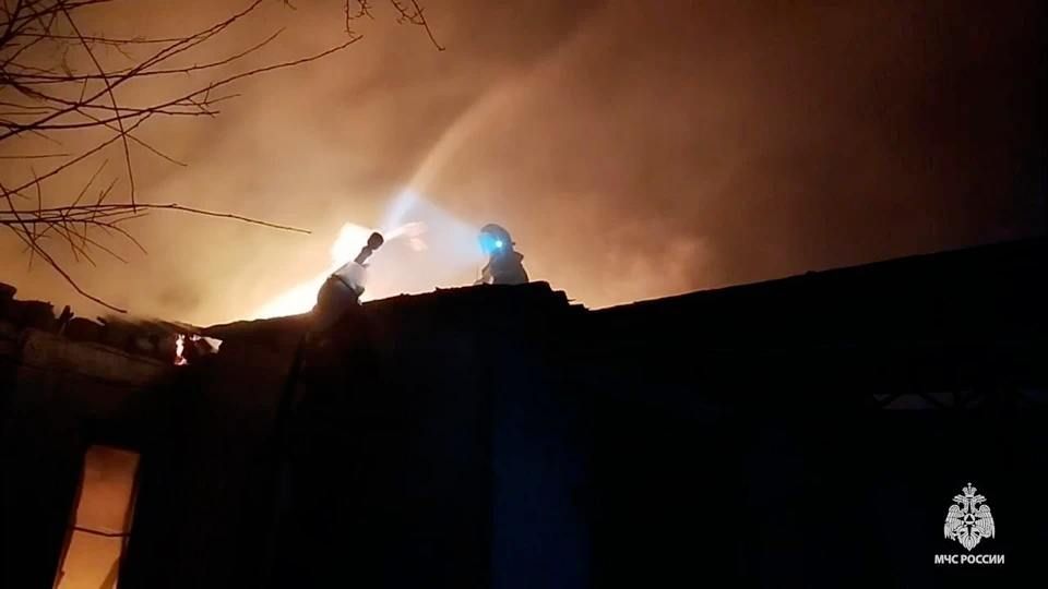 Спасатели МЧС потушили жилой дом в Антраците