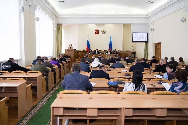 Депутаты обсудили с Еленой Макаренко реализацию социальной политики на территории республики