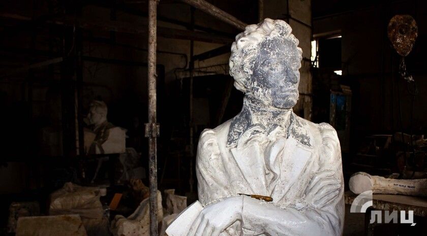Новый дом луганского Пушкина: бюст поэта, найденный на развалинах, украсит школьную библиотеку