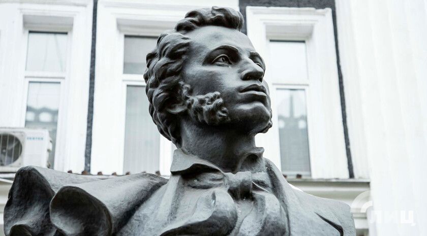 Луганский УВК в День памяти Пушкина открыл бюст поэта с развалин школы № 7