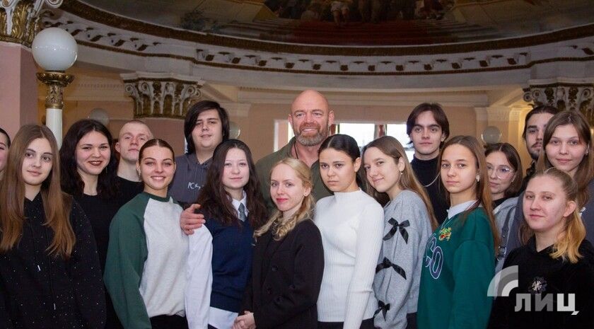 Российский актер пообщался со студентами ЛГАКИ в ходе гуманитарной миссии в ЛНР