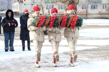 Торжественный митинг, посвященный старту Года защитника Отечества и освобождению Луганска от немецко-фашистских захватчиков, прошел в столичном сквере Победы