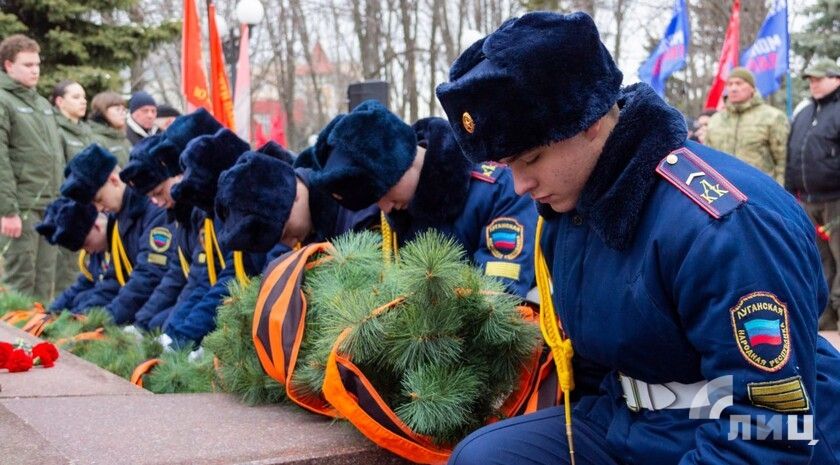 Жители Луганска провели митинг к 36-й годовщине вывода войск из Афганистана