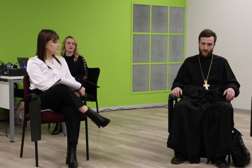 В преддверии Дня защитника Отечества, на базе Дома молодёжи состоялось мероприятие, организаторами которого выступило Региональное отделение Всероссийского движения добровольцев в сфере культуры «Волонтеры культуры» ЛНР