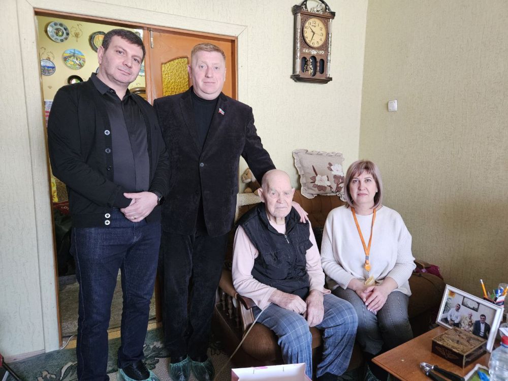 Специалисты МФЦ ЛНР помогли 100-летнему ветерану ВОв в оформлении документов