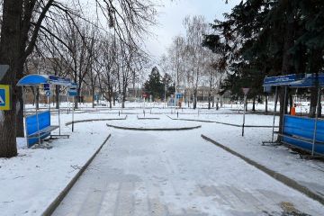 Всё наглядно и понятно: В центре Луганска раскинулся детский городок с дорожными знаками, постом ДПС и железнодорожным переездом