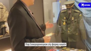 Участник СВО, директор луганского краеведческого музея Артём Рубченко показывает экспонаты в зале, посвящённом спецоперации