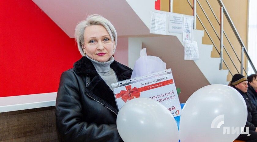 Двухмиллионная посетительница МФЦ получила награду в ЛНР