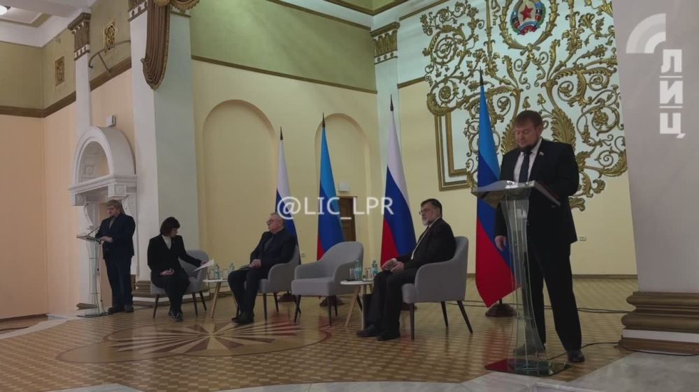 Антифашистский форум Донбасса, который состоялся в Луганске, собрал политиков, общественников, деятелей образования и культуры, журналистов и молодежных активистов из разных регионов России, а также Турции, Германии, Италии...