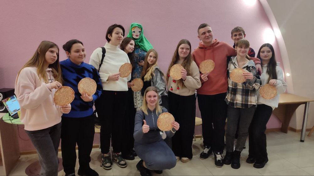 В Луганской молодежной библиотеке состоялось праздничное мероприятие «Масленица идет – блин да мед несет»