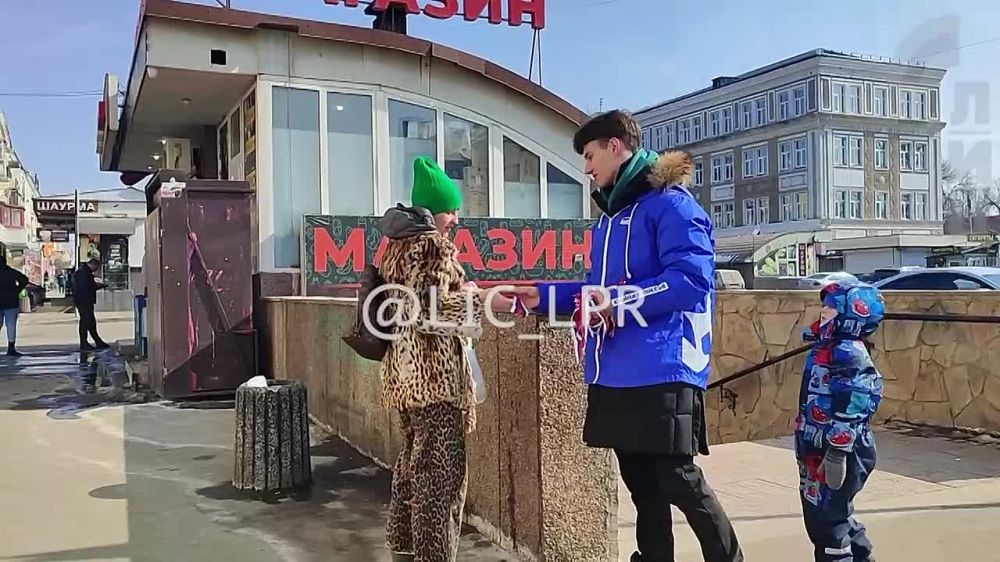 Активисты партии «Единая Россия» провели в Луганске акцию к 11-й годовщине начала Русской весны, раздав жителям города ленты-триколоры