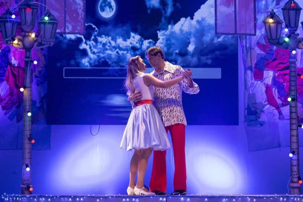 В Луганском академическом музыкально-драматическом театре имени М. Голубовича состоялась премьера мюзикла «Распахните окна — на дворе весна!»