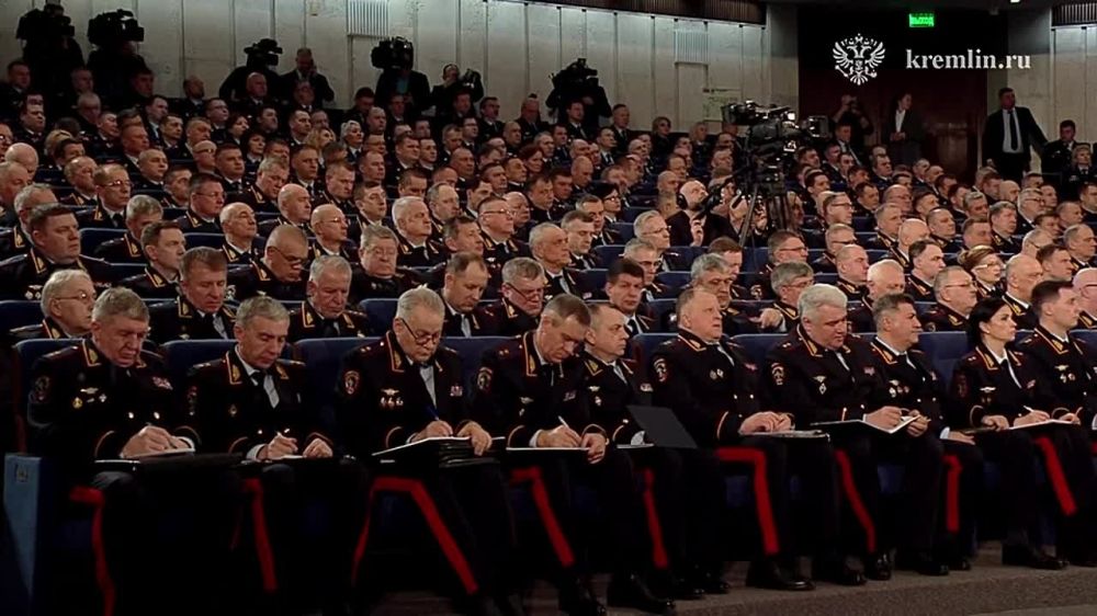 Владимир Путин принимает участие в заседании коллегии МВД