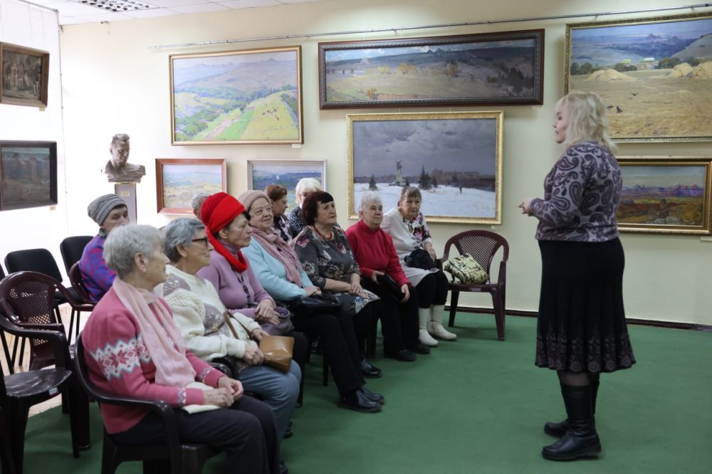 В Луганской галерее искусств в рамках госпрограммы «Доступная среда» и музейного арт-проекта «Радоваться жизни» состоялось заседание музейного клуба «Любви к искусству все возрасты покорны», посвященное Международному...