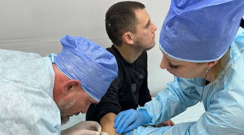 Почти 200 медиков-добровольцев оказывают помощь участникам СВО в луганском военном госпитале