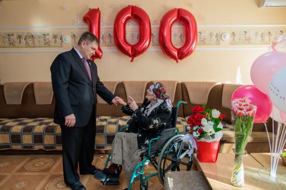 В ЛНР представители Народного Совета поздравили с 8 марта участниц Великой Отечественной войны