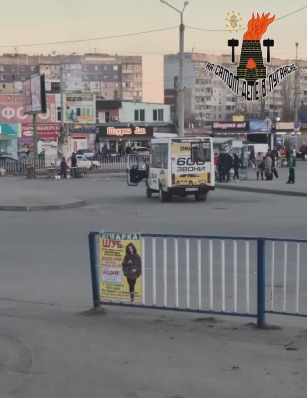 На кольце Мирного в Луганске маршрутчики громко включают поздравительные песни для дам