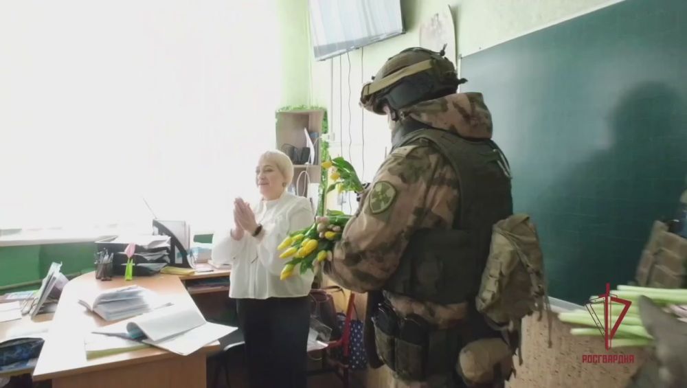 Военнослужащие и сотрудники Управления Росгвардии по Луганской Народной Республике поздравили жительниц Луганщины с Международным Женским Днём