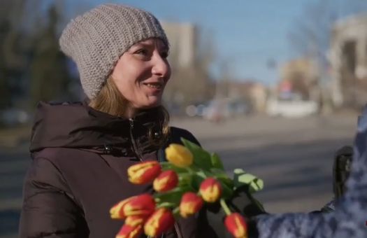 Росгвардейцы поздравили соотечественниц с 8 Марта в новых регионах России