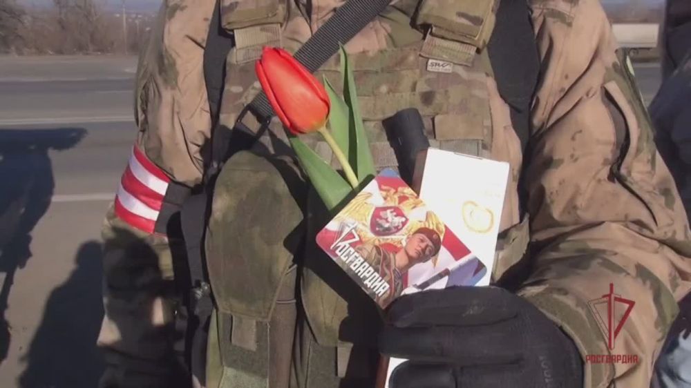 В Луганске росгвардейцы поздравили женщин-водителей с 8 Марта