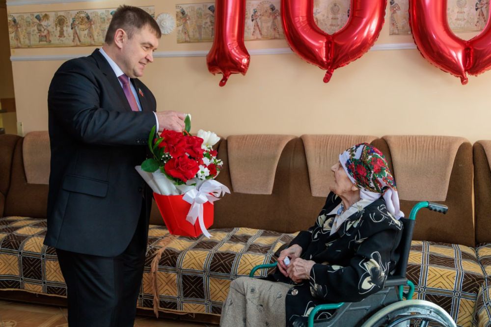 Представители Народного Совета поздравили участниц Великой Отечественной войны с Международным женским днем