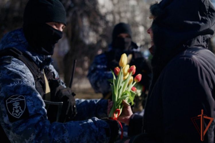 Росгвардия поздравила жительниц новых российских регионов с праздником (видео)