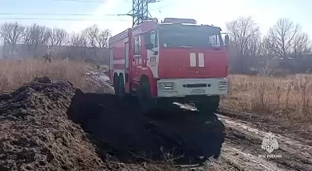 Первые кадры ликвидации пожара на пересечении улиц Южная и Монтажная в поселке Малая Вергунка у Луганска