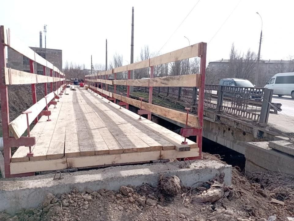 В Луганске строят пешеходный мост через реку Лугань
