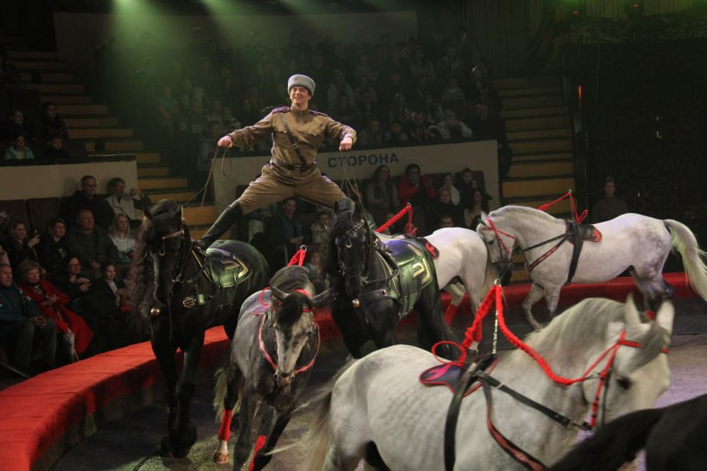 В Донецке состоялась премьера нового патриотического циркового спектакля «Парад Великой Победы»