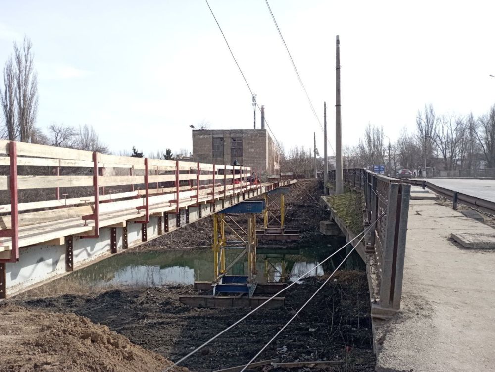 Параллельно с ремонтом путепровода в районе Сада им. 1 Мая, специалисты начали возведение временного пешеходного перехода возле моста через реку Лугань на улице 395-й Шахтерской дивизии