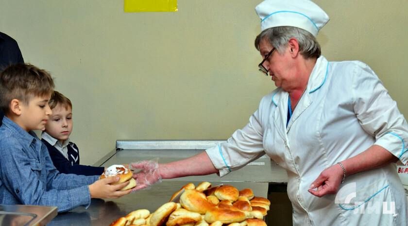 Почти 100 школ ЛНР перешли на систему аутсорсинга — привлечения специализированных компаний для организации питания