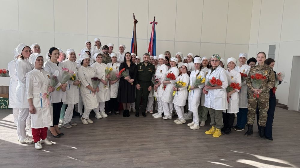 Апти Алаудинов: Ведомственными знаками отличия награждены женщины-военнослужащие филиала № 1602 в г. Луганске военно-клинического госпиталя МО РФ. Медали вручили заместитель командующего 3-й ОА ЮВО МО РФ генерал-майор Исмаил...