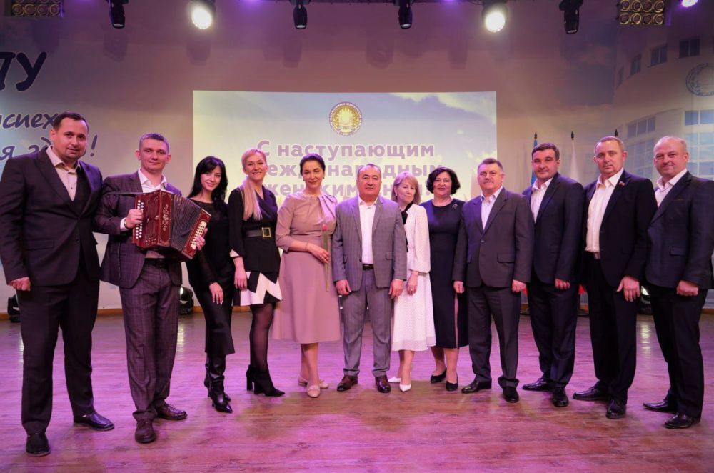 Андрей Губарев: Мужчины Луганского государственного педагогического университета организовали праздничный концерт для женской половины трудового коллектива вуза