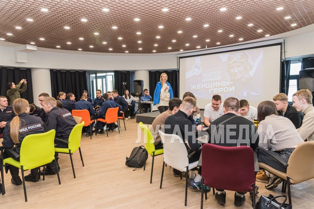 В Луганском Доме молодежи активисты Всероссийского общественного движения «Волонтеры Победы» провели интеллектуальную игру Р.И.С.К