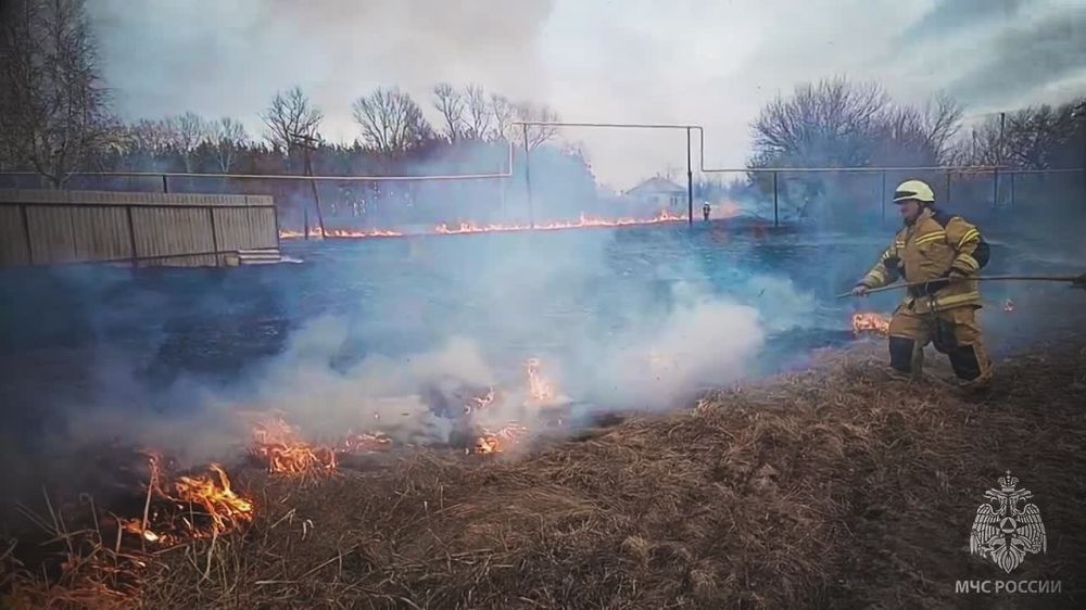 В селе Байдовка из-за загорания сухой травы огонь едва не перекинулся на жилые дома