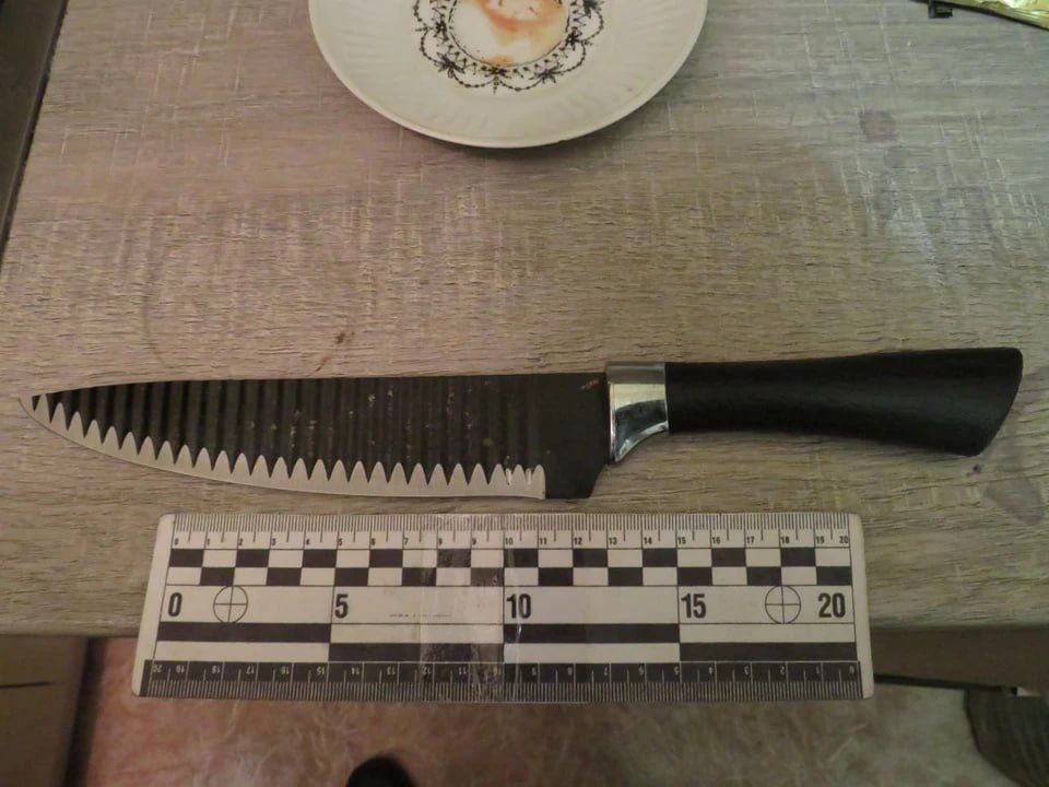 В Ирмино женщина ударила приятеля ножом во время застолья