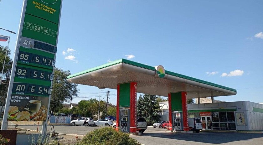 Луганские автолюбители теперь могут заправлять авто, не выходя из машины
