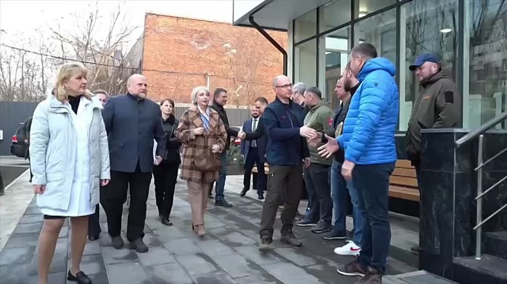1 Первый замруководителя Администрации президента РФ Сергей Кириенко и Глава ЛНР Леонид Пасечник посетили поликлинику № 12 в Луганске