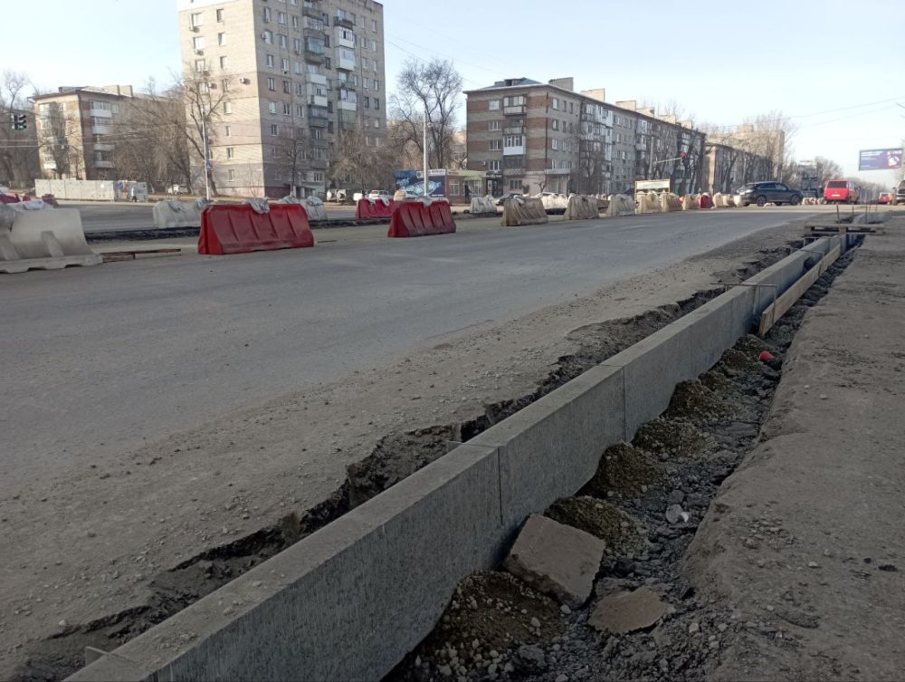 Московские специалисты, после проведения демонтажных работ по ул. Ватутина, приступили к установке опор для новых столбов уличного освещения и укладке дорожного бордюра