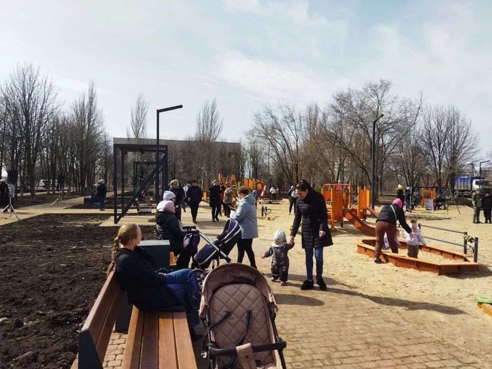 В Ровеньках открыли детскую и спортивную площадки