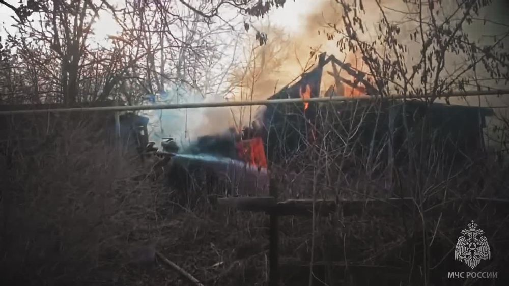 Спасатели МЧС России ликвидировали пожар возле многоэтажек в Перевальском районе