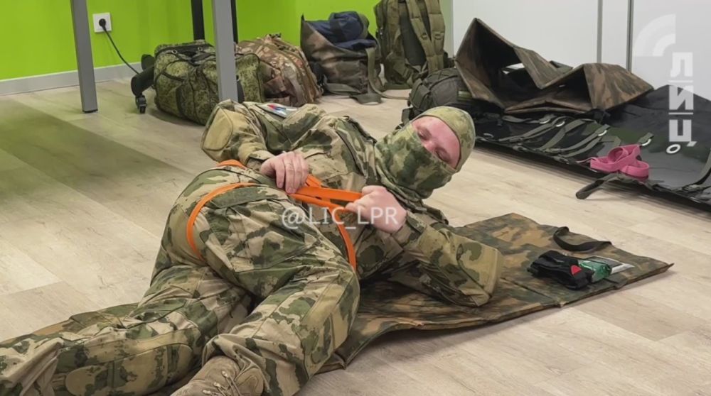 Военнослужащие и сотрудники Росгвардии провели обучающий мастер-класс по тактической медицине для представителей средств массовой информации в Доме молодежи в Луганске