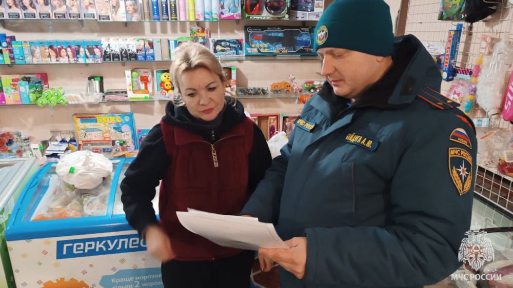Торговые объекты в Новоайдарском районе находятся под постоянным контролем спасателей МЧС России